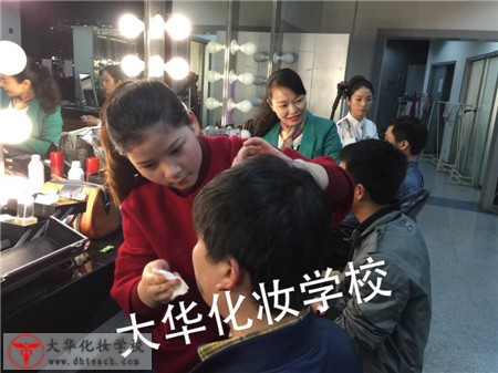 大華學(xué)?；瘖y師正在為演員化妝