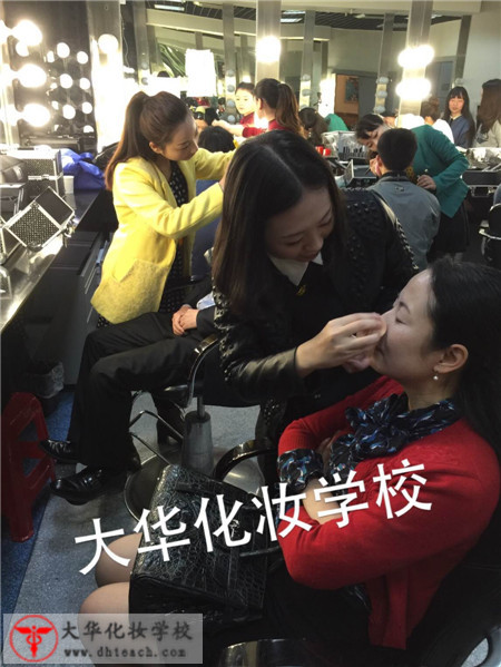 大華學(xué)?；瘖y師正在為演員化妝