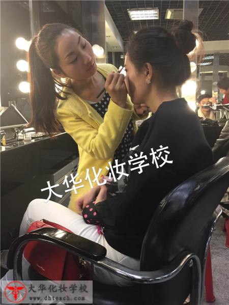 大華學(xué)?；瘖y師正在為演員化妝