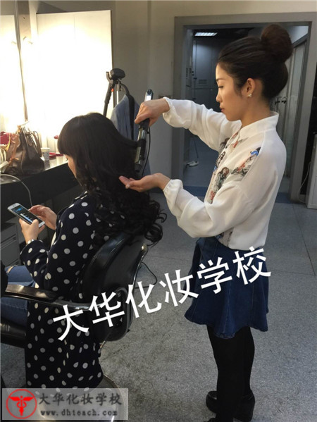 大華學(xué)?；瘖y師正在為演員化妝